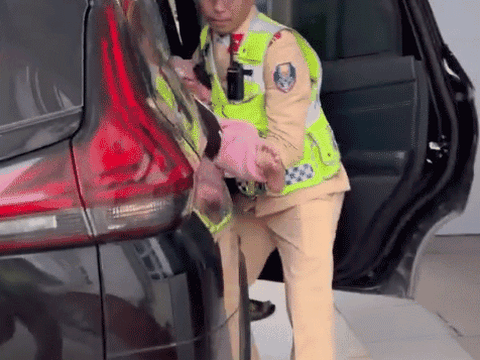 Nghệ An: CSGT kịp thời hỗ trợ, đưa bé gái lên cơn co giật đi cấp cứu trong “thời điểm vàng”