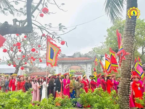 Nghệ An: Hàng nghìn người dân hòa chung không khí rộn ràng Ngày hội Đền Vạn Lộc