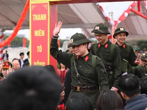 Những khoảnh khắc xúc động trong ngày hội tòng quân: Lá thư tay của mẹ và những cái ôm siết chặt tiếp thêm sức mạnh cho hàng nghìn tân binh