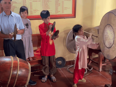 Chân dung nữ trống thủ họ Hồ - bé Kim Chi (8 tuổi) ở Nghệ An: Tài năng nhỏ khiến người lớn cũng phải khâm phục