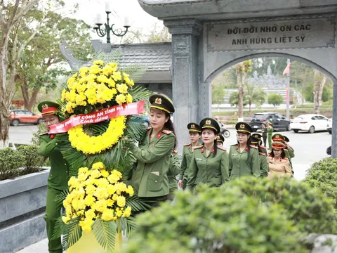 Hội Phụ nữ Công an Hà Tĩnh dâng hương tri ân tại Ngã ba Đồng Lộc