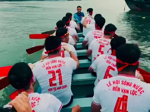 Sôi nổi cuộc đua thuyền chào mừng Lễ hội Đền Vạn Lộc