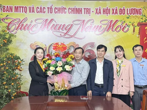 Lãnh đạo xã Đô Lương (Nghệ An) chúc mừng Hội LHPN xã nhân Ngày Quốc tế Phụ nữ 8/3