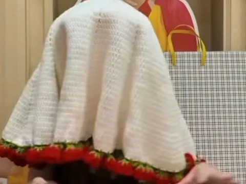 Fan tặng bó hoa len cực kỳ công phu, Hòa Minzy lại tưởng “lồng bàn”, phản ứng khiến cộng đồng mạng cười nghiêng ngả