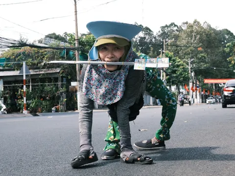 Giữa nắng nóng 40 độ C: Hành trình mưu sinh đầy ám ảnh của người mẹ tật nguyền