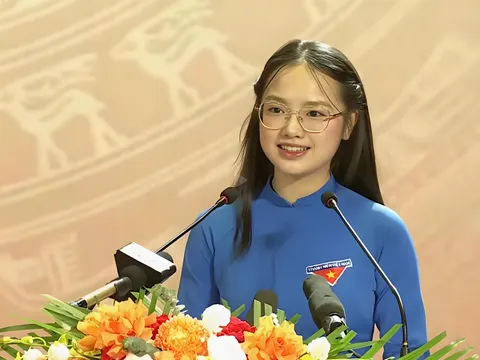 “Nữ đoàn viên áo xanh” gây sốt mạng: Hồ sơ học tập ấn tượng, bản lĩnh nổi bật