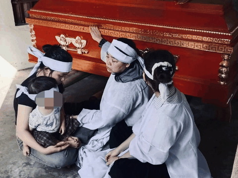 Người chồng trẻ đột quỵ sau 1 tuần xa quê mưu sinh, vợ ôm con thơ gục trước linh cữu khiến nhiều người xót xa