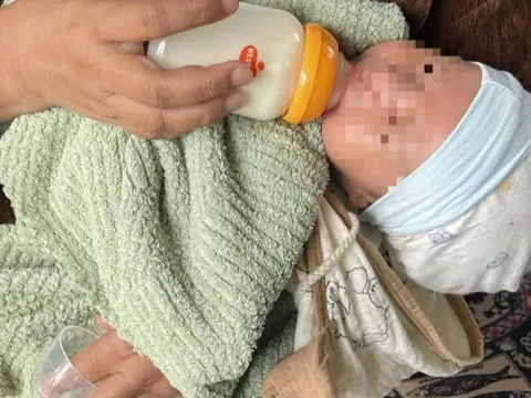 Bé trai sơ sinh bị bỏ lại bên đường cùng lá thư nghẹn lòng: "Chỉ mong con được lớn lên trong yêu thương"