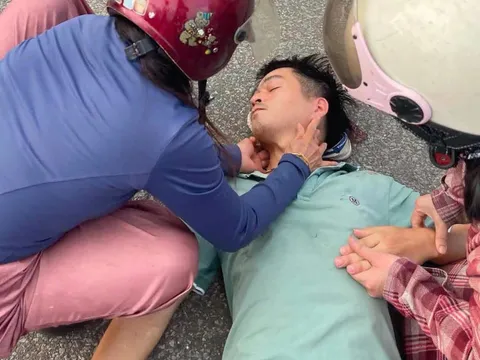 Điều dưỡng Bệnh viện Đa khoa Vinh kịp thời sơ cứu người dân ngã quỵ giữa nơi công cộng