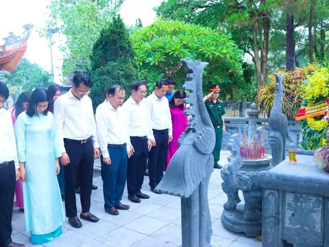 Lãnh đạo phường Thành Vinh dâng hương tri ân các Anh hùng liệt sĩ tại Quảng Trị nhân kỷ niệm 79 năm Ngày Thương binh - Liệt sĩ