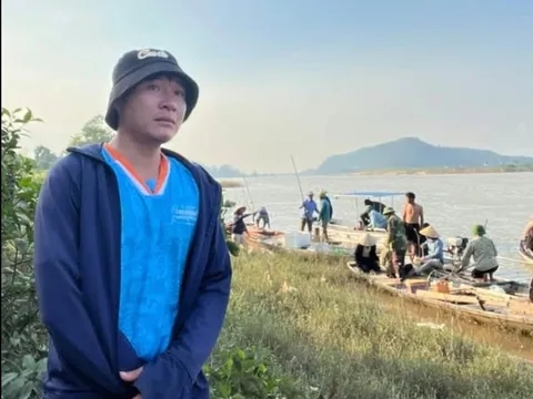Đêm xuống, những người thợ lặn vẫn tìm kiếm hai vợ chồng gặp nạn ở cầu Rộ
